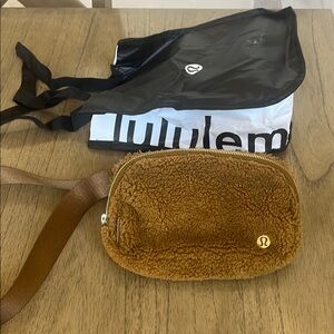 NWOT LULU LEMON FLEECE FANNY PACK BRAND NEW GORGEOUS GOLD ACCENTS / BROWN GOLD
